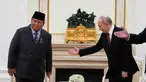 Presiden Republik Indonesia, Prabowo Subianto (kiri) saat disambut Presiden Rusia Vladimir Putin sesaat sebelum pertemuan mereka di Istana Senat Kremlin, Moskow pada Rabu 10 Desember 2025. Dari Pakistan, Presiden Prabowo Subianto melanjutkan kunjungan kerja ke Rusia. (Alexander Zemlianichenko/POOL/AFP)