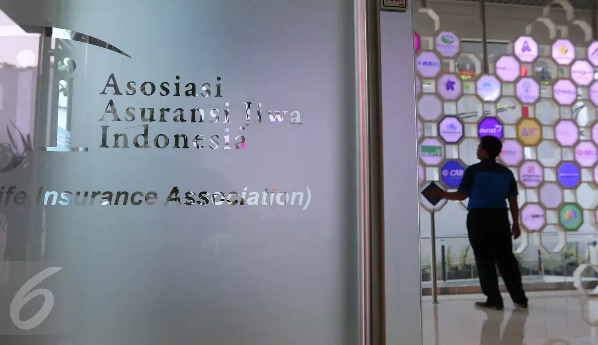 Pekerja tengah membersihkan logo anggota asuransi jiwa dipajang di kantor Asosiasi Asuransi Jiwa Indonesia (AAJI) Jakarta, Selasa (23/8). Jumlah tersebut tercatat naik sebesar 13,7% dibandingkan pada 2015. (Liputan6.com/Angga Yunair)