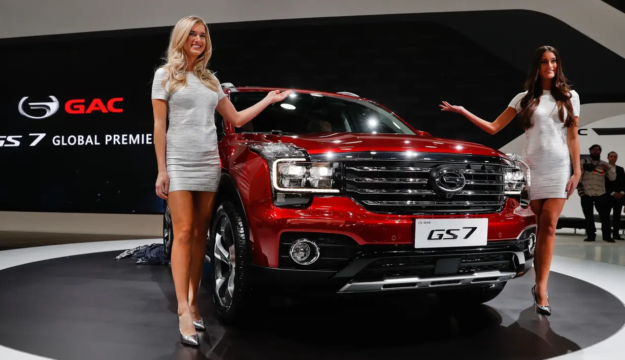 Dua Model berpose disamping mobil baru GAC GS7 SUV saat pameran North American International Auto Show 2017 di Detroit, Michigan (9/1). Pameran ini diadakan dari tanggal 8 sampai 22 Januari 2017. (AP Photo/Paul Sancya)
