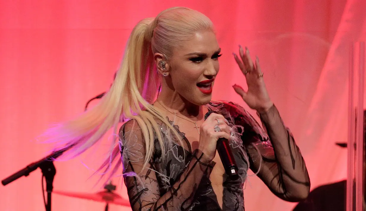 Ekspresi Gwen Stefani saat mengisi acara makan malam menyambut kedatangan perdana menteri Italia Matteo Renzi di Gedung Putih, Washington, AS (18/10). Presiden Obama mengundang Matteo Renzi dalam jamuan makan malam kenegaraan. (Reuters/Joshua Robert)