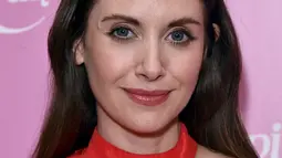 Alison Brie saat tiba pada tiba pada pemutaran perdana Spin Me Round di The London, West Hollywood, California, Amerika Serikat, 17 Agustus 2022. Wanita berusia 39 tahun ini berkilauan dalam gaun halter merah bertekstur yang disampirkan pada satu lengan sambil memperlihatkan lengannya yang lain. (Photo by Jordan Strauss/Invision/AP)