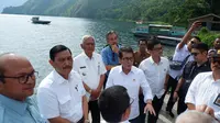 Wishnutama mengunjungi Danau Toba bersama Menteri Koordinator Kemaritiman dan Investasi, Luhut Binsar Panjaitan