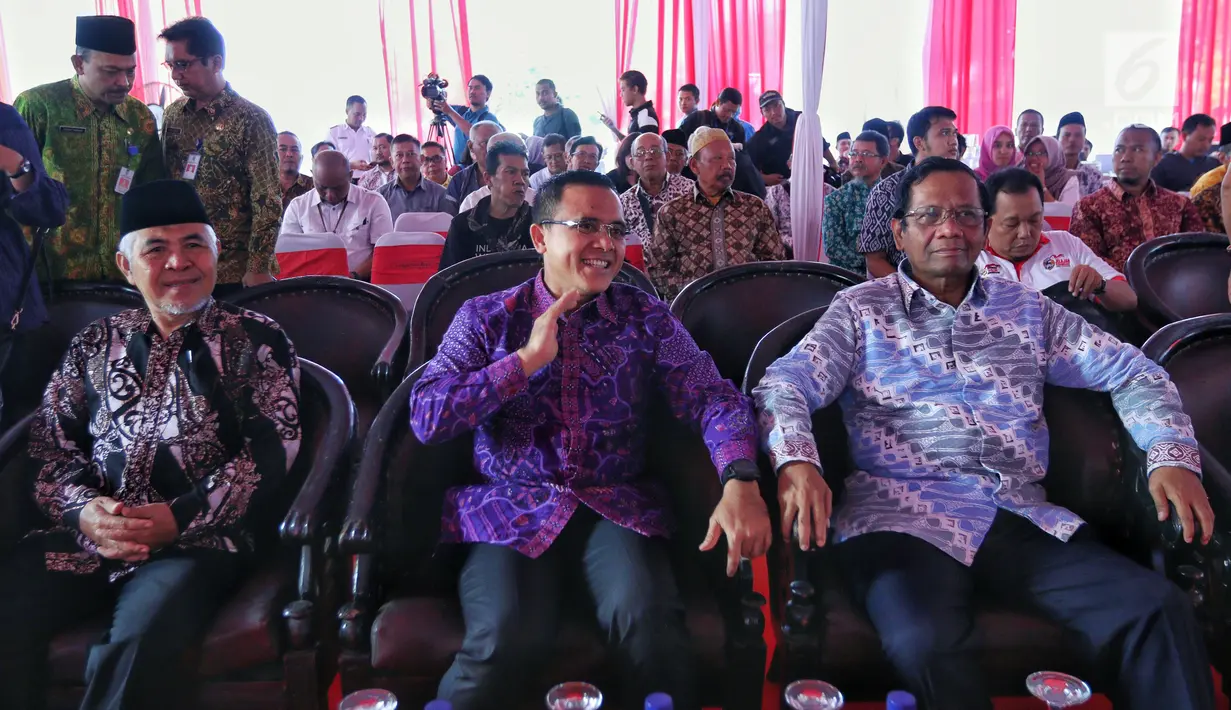 Ketua Gerakan Suluh Kebangsaan Mafud MD (kanan) bersama Bupati Banyuwangi Abdullah Azwar Anas (tengah) saat penutupan Jelajah Kebangsaan di Stasiun Banyuwangi, Jatim, Jumat (22/2). Acara ini berlangsung pada 18-22 Februari 2019. (Liputan6.com/JohanTallo)