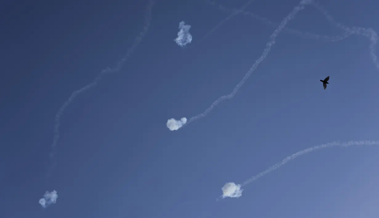Sistem pertahanan udara Iron Dome Israel mencegat roket yang ditembakkan dari Jalur Gaza di Ashkelon, Israel, 7 Agustus 2022. Para pejabat Palestina mengatakan sebanyak 31 orang di Gaza telah tewas. (AP Photo/Ariel Schalit)