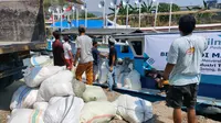 Proses Mengangkut Bantuan Sembako Menggunakan Perahu, Untuk Disalurkan Ke Masyarakat Terdampak Covid-19 Di Pulau Panjang, Kabupaten Serang, banten. (Rabu,06/10/2021).