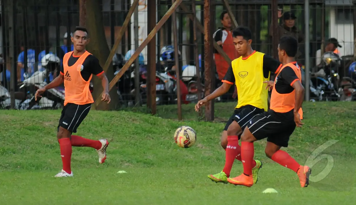Sejumlah pemain timnas Timor Leste U-23 melakukan latihan di Lapangan C Senayan, Kamis (26/3/2015). Kualifikasi grup H Piala Asia 2016 akan berlangsung pada 27-31 Maret 2015 di Stadion GBK Jakarta. (Liputan6.com/Helmi Fithriansyah)