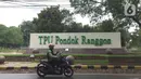 Petugas mengendarai sepeda motor di sekitar TPU Pondok Ranggon, Cipayung, Jakarta, Sabtu (28/12/2019). Pengelola TPU Pondok Ranggon mulai memberlakukan tumpang jasad dalam satu liang lahat jelang habisnya masa tampung pada Januari 2020. (Liputan6.com/Immanuel Antonius)