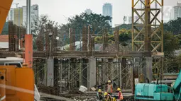 Aktivitas pekerja di lokasi pembangunan Kampung Susun Akuarium di Jakarta, Rabu (17/2/2021). Progres pembangunan Kampung Susun Akuarium tersebut telah mencapai 30 persen dan ditargetkan rampung pada Agustus 2021 mendatang. (Liputan6.com/Faizal Fanani)