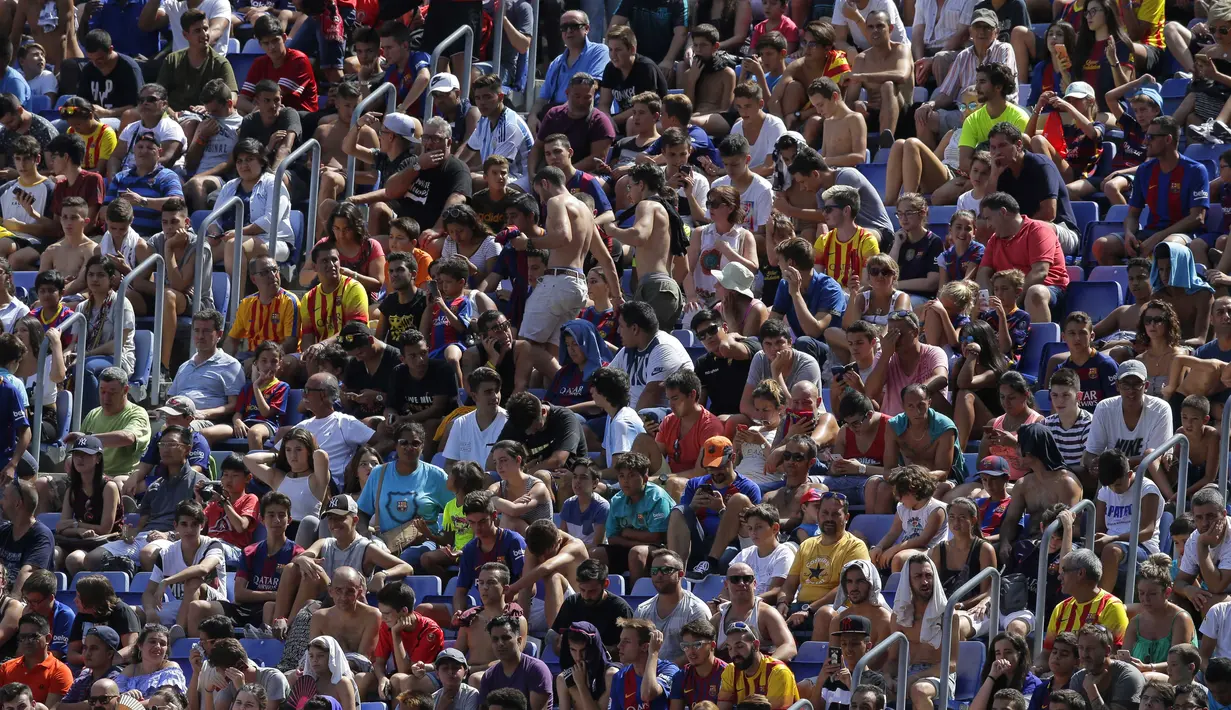 Kehadiran ribuan fans untuk menyaksikan perkenalan pemain baru Barcelona, Ousmane Dembele di Camp Nou stadium, Barcelona, (27/8/2017). Barcelona menebus Ousmane Dembele sebesar Rp. 2,3 triliun dari Dortmund. (AP/Manu Fernandez)