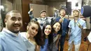 "Silaturahmi bermusik bersama @yondermusicid dan para penyanyi Indonesia (di foto ini belum full team)..." bersama penyanyi yang tergabung di Younder dalam menyanyikan lagu Kebebasan terjemahan dari lagu mendiang Prince. (dok. Instagram/mikemohede)