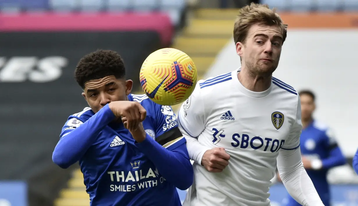 Bomber Leeds United, Patrick Bamford (kanan) tampil gemilang dengan menyumbangkan satu gol dan satu assist dalam pertandingan ini. (Foto: AP/Pool/Rui Vieira)