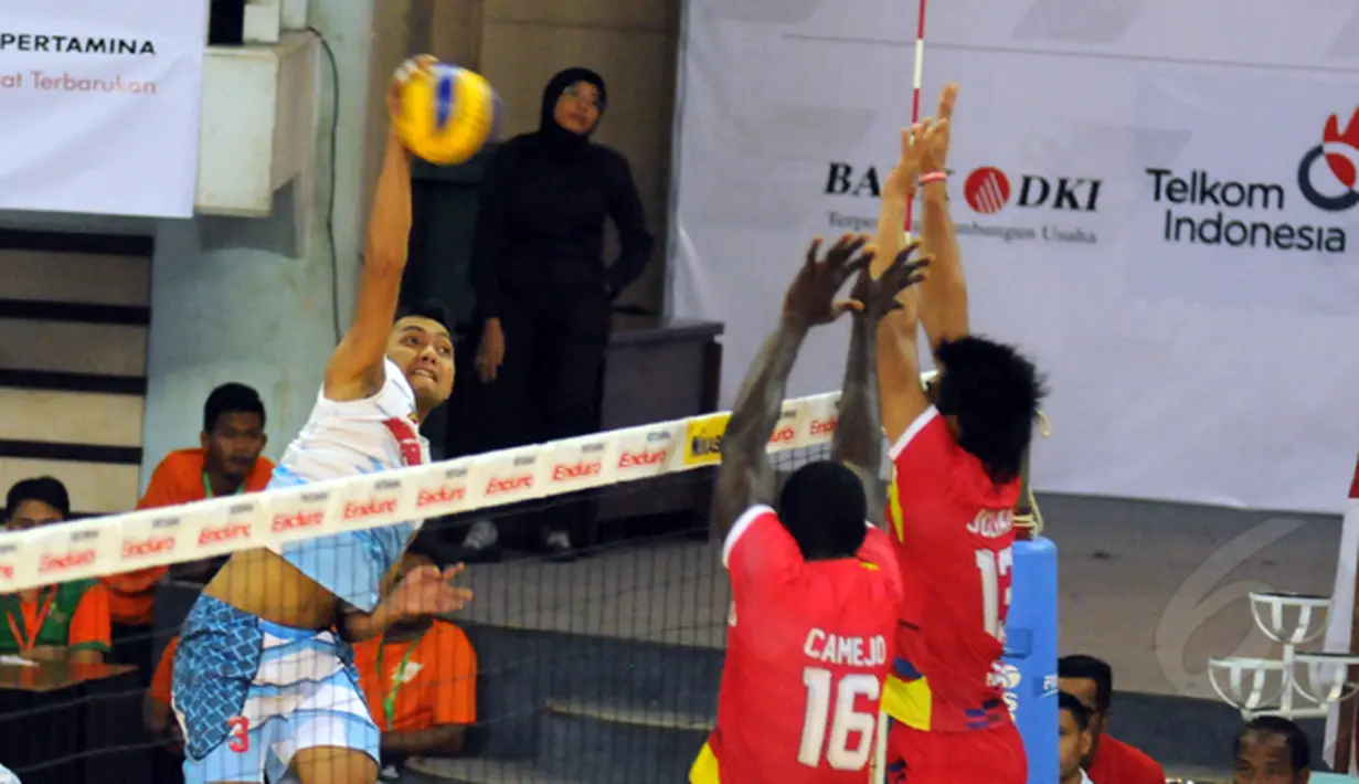 Dua pevoli putra Jakarta Electric PLN mencoba menahan smesh pemain Palembang Bank Sumsel Babel, Aris A Rizkon (kiri) di Pertamina Proliga 2015 di GOR Dome Balikpapan, (8/2/2015). Jakarta Electric PLN unggul 3-1. (Liputan6.com/Helmi Fithriansyah)