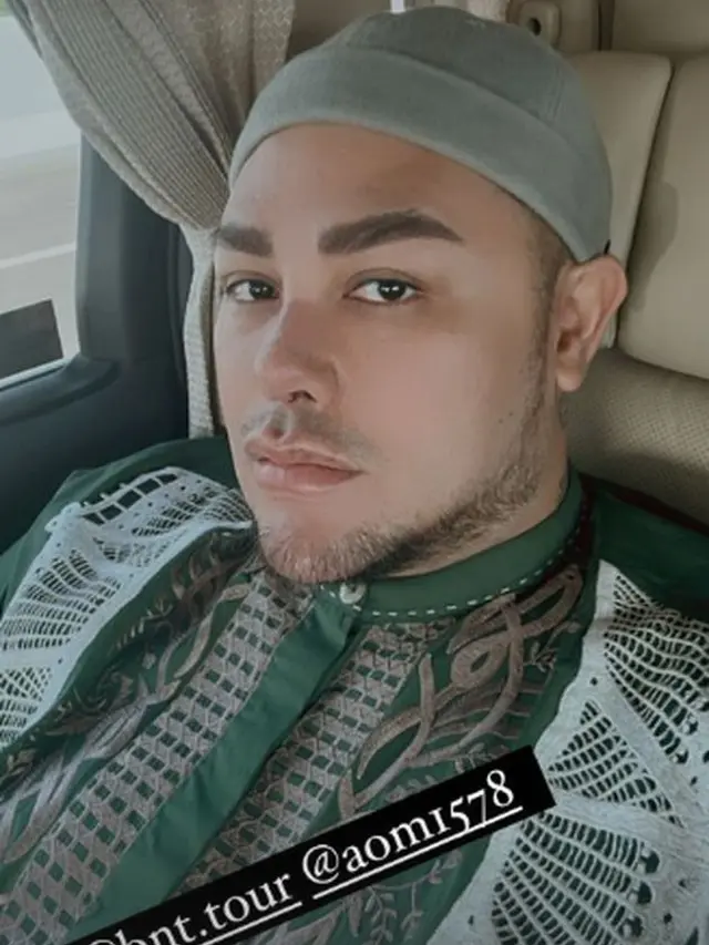 Pakai Baju Koko, Ini 6 Potret Ivan Gunawan saat Berangkat Ibadah Umrah