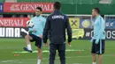 Gelandang asal klub Bayern Leverkusen, Hakan Calhanoglu, memamerkan skillnya dalam mengolah si kulit bundar.  (Bola.com/Reza Khomaini)
