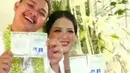 Potret bahagia Nopek setelah resmi menikah dengan Yulia. Pasangan yang tengah berbahagia itu menunjukkan buku nikahnya. [Instagram/dangdutmusikindonesia97]
