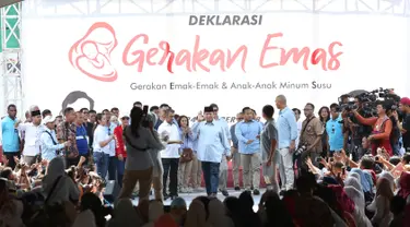 Capres nomor urut dua Prabowo Subianto menyapa emak-emak pada acara Deklarasi Emak-emak dan anak-anak minum susu (Gerakan Emas) di Lapangan stadion Perumnas Klender, Jakarta Timur,Rabu (24/10). (Merdeka.com/Imam Buhori)