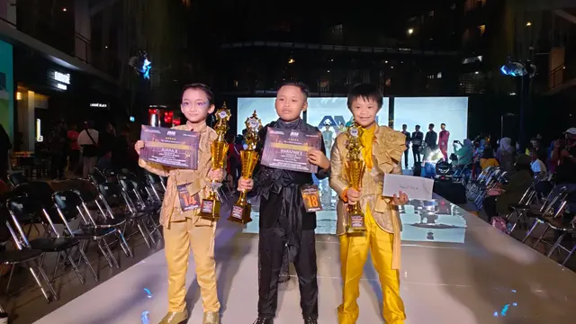 Muhammad Faza Aulia Rahadiyanto (baju kuning terang), model cilik penyandang down syndrome dari Malang