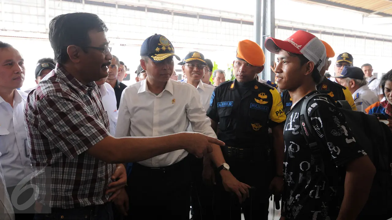20160602-Menhub Jonan dan Wagub Djarot Sidak Stasiun Senen-Jakarta