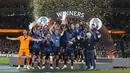 Para pemain Atalanta mengangkat trofi juara Liga Europa 2023/2024 usai membungkam Bayer Leverkusen dalam laga final di Aviva Stadium, Dublin, Kamis (23/5/2024) dini hari WIB. (AP Photo/Kirsty Wigglesworth)