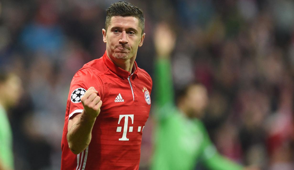 Robert Lewandowksi yang kini tengah menjalani musim kedua bersama Barcelona tercatat telah tampil dalam 115 laga di Liga Champions bersama tiga klub, Borussia Dortmund, Bayern Munchen dan Barcelona dengan torehan 92 gol dan 26 assist. Debutnya di Liga Champions terjadi pada musim 2011/2012 bersama Borussia Dortmund yaitu pada matchday pertama Grup F kontra Arsenal (13/9/2011). Ia mampu mengoleksi total 40 gol di Liga Champions pada laga ke-61 bersama Bayern Munchen pada musim 2016/2017. (AFP/Christof Stache)