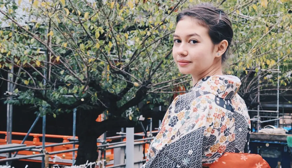 Aktris blasteran Indonesia-Jepang, Yuki Kato tampil menawan dengan kimono nuansa hitam. [@yukikt].
