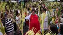 Sementara, daun palma yang dilambaikan bermakna sebagai bentuk pujian kemuliaan atas kemenangan Yesus Kristus yang telah bangkit mengalahkan kematian. (Ted ALJIBE/AFP)