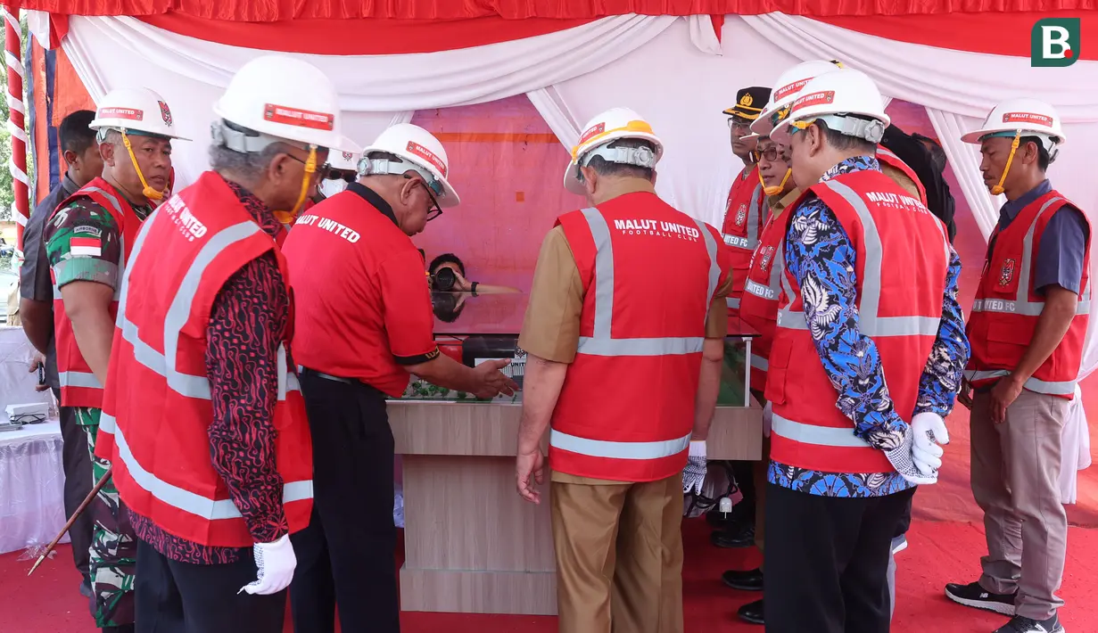 Gubernur Maluku Utara, Abdul Gani Kasuba didampingi  pihak managemen PT Malut Sejahtera melihat maket dari Stadion Malut United Arena saat acara peletakan batu pertama pembangunan Stadion Malut United Arena di Kota Sofifi, Maluku Utara, Senin (14/8/2023). (Bola.com/Okie Prabhowo)