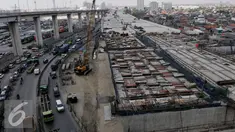 Pekerja menyelesaikan pembangunan Proyek Jalan layang Non Tol Akses Pelabuhan Tanjung Priok-Simpang Jampea, Jakarta Utara, Selasa (28/7/2015). Kementerian PU menargetkan pembangunan jalan layang Non Tol selesai akhir tahun 2015. (Liputan6.com/JohanTallo)