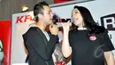 Raffi Ahmad dan Nagita Slavina bernyanyi saat menghadiri peluncuran album bertajuk Kamulah Takdirku, Kemang, Jakarta, Senin (4/5/2015).(Liputan6.com/Panji Diksana)