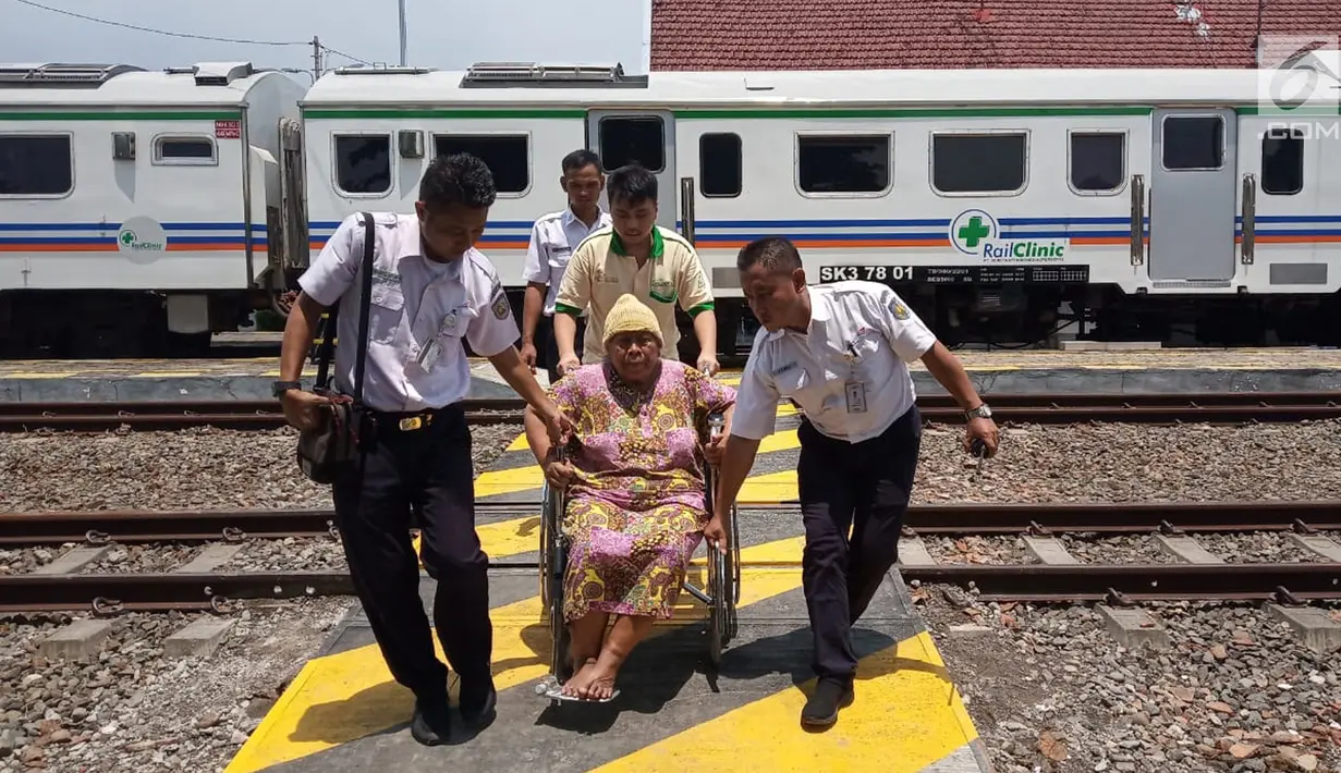 Petugas membantu pasien usai berobat ke Rail Clinic yang berhenti di Stasiun Alastua, Semarang, Jawa Tengah, Kamis ( 28/3). Pengobatan gratis dari PT KAI ini dihadiri oleh ratusan warga sekitar stasiun. (Liputan6.com/Gholib)