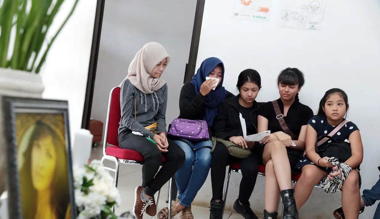 Setelah melewati perdebatan dan keterlambatan jadwal yang sudah direncanakan sejak awal, proses pemakaman pun dilaksanakan dengan cara Islam. Jenazah Yana yang sudah memakai setelan kebaya, akhirnya dibalut dengan kain kafan. (Deki Prayoga/Bintang.com)