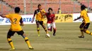 Gelandang timnas Indonesia U-23, Paulo Sitanggang (kedua kanan) berusaha lolos dari kepungan pemain Brunei Darussalam di laga kualifikasi grup H Piala Asia 2016 di Stadion GBK Jakarta, Minggu (29/3/2015). (Liputan6.com/Helmi Fithriansyah)