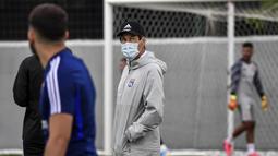 Pelatih Olympique Lyon, Rudi Garcia, saat memimpin latihan di Decines-Charpieu Groupama, Prancis, Rabu (10/6/2020). Olympique Lyon melakukan persiapan Jelang leg kedua babak 16 besar Liga Champions melawan Juventus. (AFP/Jeff Pachoud)