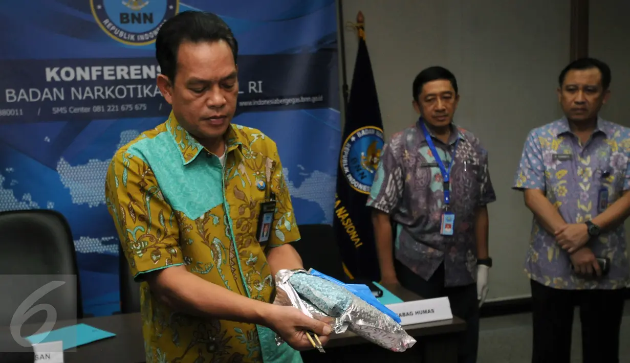 Deputi Pemberantasan BNN, Arman Depari memperlihatkan barang bukti pil ekstasi saat rilis di Jakarta, Jumat (22/4/2016). BNN menyita 150.298 butir pil ekstasi dari seorang tersangka di kawasan Pulogebang, Jakarta Timur. (Liputan6.com/Helmi Fithriansyah)