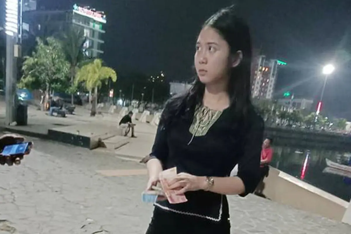 Berparas Cantik, Pedagang Asongan Ini Bikin Warganet Kepincut