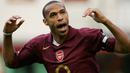 1. Thierry Henry (Prancis) - Legenda Arsenal ini berhasil mencetak 175 gol dalam 258 laga di Liga Inggris. (Photo by CARL DE SOUZA / AFP)