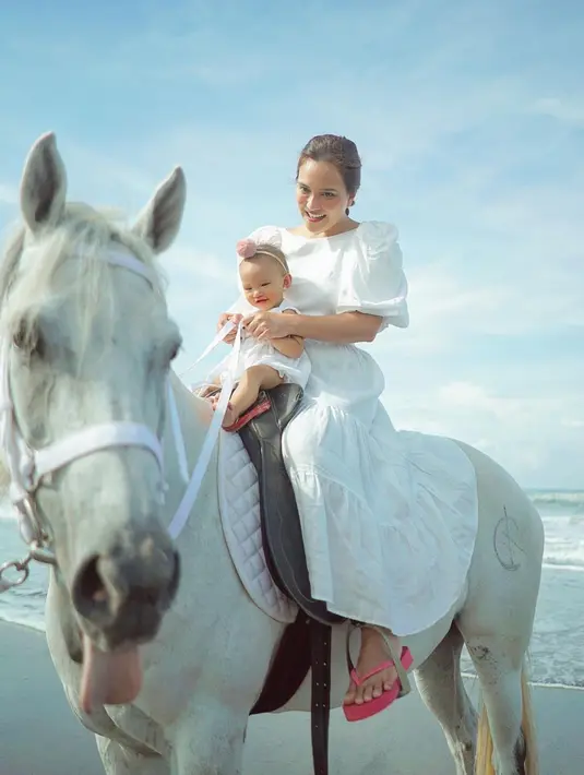 Liburan bersama ke Pulau Bali, Shandy Aulia pun ajak sang buah hati untuk bermain di pantai. Dalam menikmati indahnya pantai pun pemain film Paris In Love ini ajak Claire naik kuda bersama. Terlihat bahwa anaknya pun sangat menyukainya. (Liputan6.com/IG/@shandyaulia)