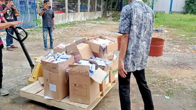 KPU Batam melakukan pemusnahan surat suara rusak dan lebih. (Foto: Liputan6.com/Ajang Nurdin)