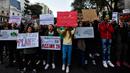 Demonstran memblokir jalan di luar Kedutaan Brasil selama protes yang diselenggarakan oleh gerakan Jumat Untuk Masa Depan menyerukan Presiden Brasil Jair Bolsonaro untuk melindungi hutan Amazon di Montevideo, Uruguay, Jumat (23/8/2019). (AP Photo/Matilde Campodonico)
