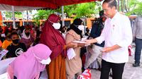 Presiden Jokowi membagikan bansos BLT BBM di Kabupaten Maluku Tenggara, Provinsi Maluku. (Foto: Sekretariat Presiden)