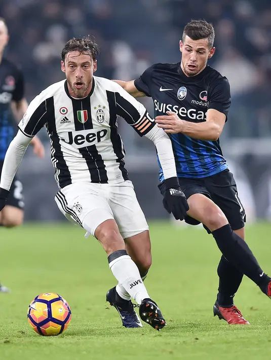 Pemain Juventus, Claudio Marchisio (kiri) mencoba melewati hadangan pemain Atalanta, Remo Fleuer pada laga semifinal Coppa Italia di Juventus Stadium, Turin (11/1/2017). Juventus menang 3-2. (Alessandro Di Marco/ANSA via AP)