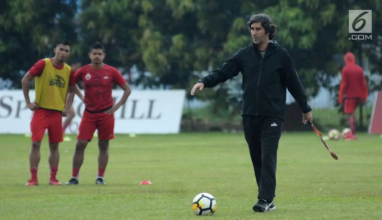 Pelatih Persija, Stefano Cugurra memberi arahan saat latihan di Lapangan Sutasoma, Halim Perdanakusuma, Jakarta, Selasa (20/3). Latihan ini persiapan menghadapi Bhayangkara FC di laga pembuka Liga 1 Indonesia 2018. (Liputan6.com/Helmi Fithriansyah)
