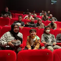 Rafathar nonton film ditemani karyawan Rans (Instagram/shela_lala96)