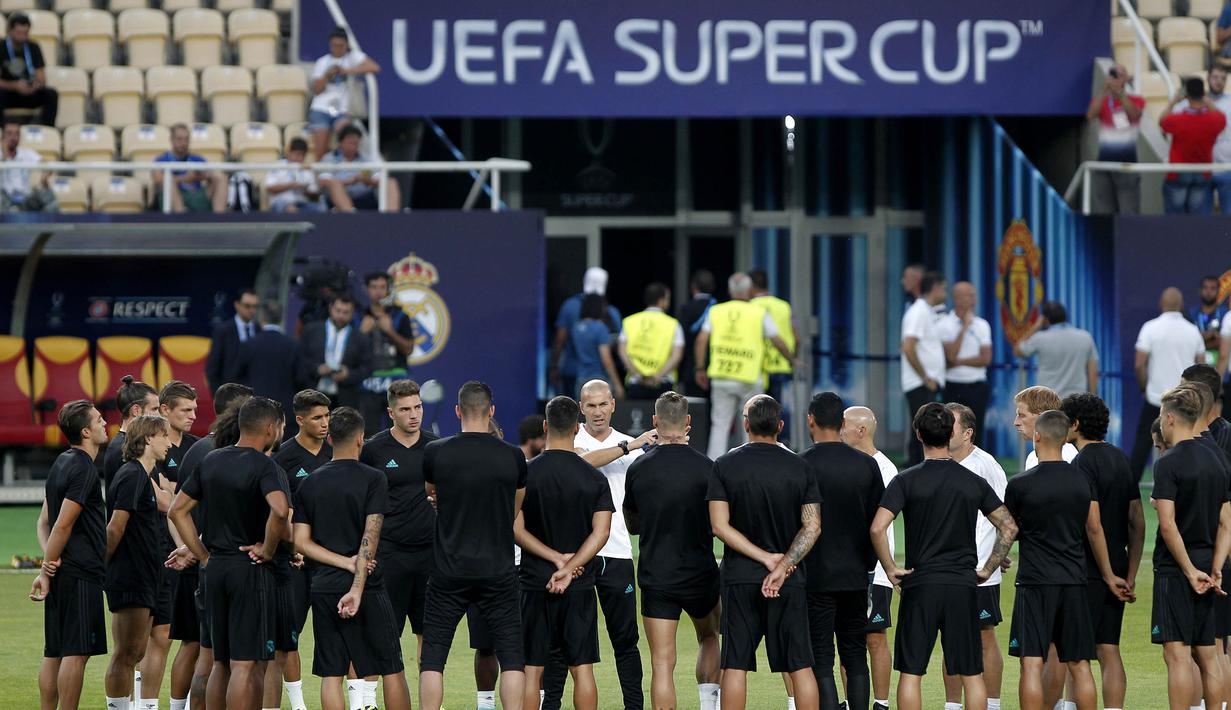Pelatih Real Madrid, Zinedine Zidane, memberikan instruksi saat latihan jelang laga Piala Super Eropa di Stadion National Arena Filip II, Skpje, Senin (7/8/2017). Real Madrid akan bertanding melawan Manchester United. (AP/Boris Grdanoski)