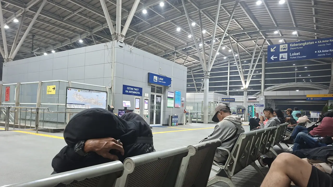 Salah satu sudut di ruang tunggu Stasiun Cikarang yang dipenuhi calon penumpan yang menginap menunggu kereta pertama datang. (Liputan6/Rifqy Alief)