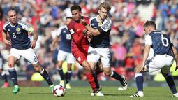 Gelandang Inggris, Dele Alli, berebut bola dengan gelandang Skotlandia, Stuart Armstrong pada kualifikasi Piala Dunia 2018 di Hampden Park, Sabtu (10/6/2017). Skor berakhir imbang 2-2. (AP/Scott Heppell)