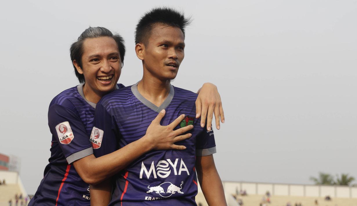 Striker Persita Tangerang, Chandra Waskito, merayakan gol yang dicetak Sirvi Arfani ke gawang Persibat Batang pada laga Liga 2 di Stadion Sport Center, Tangerang, Selasa (2/7). Persita menang 4-0 atas Persibat. (Bola.com/Vitalis Yogi Trisna)