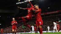 Striker Liverpool, Sadio Mane, bersama Roberto Firmino merayakan gol yang dicetaknya ke gawang Sheffield United pada laga Premier League di Stadion Anfied, Liverpool, Rabu (2/1). Liverpool menang 2-0 atas Sheffield. (AFP/Paul Ellis)