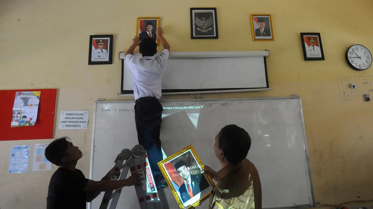 Penggantian Pigura Foto Presiden di Sekolah dan Instansi