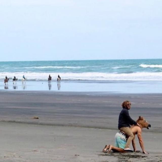 6 Tingkah Konyol Santai di Pantai Ini Kocak, Absurd Banget